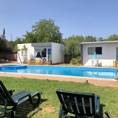 One Bedroom Bungalow With Shared Pool Enclosed Garden And Wifi At *
