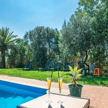 One Bedroom Bungalow With Shared Pool Enclosed Garden And Wifi At
